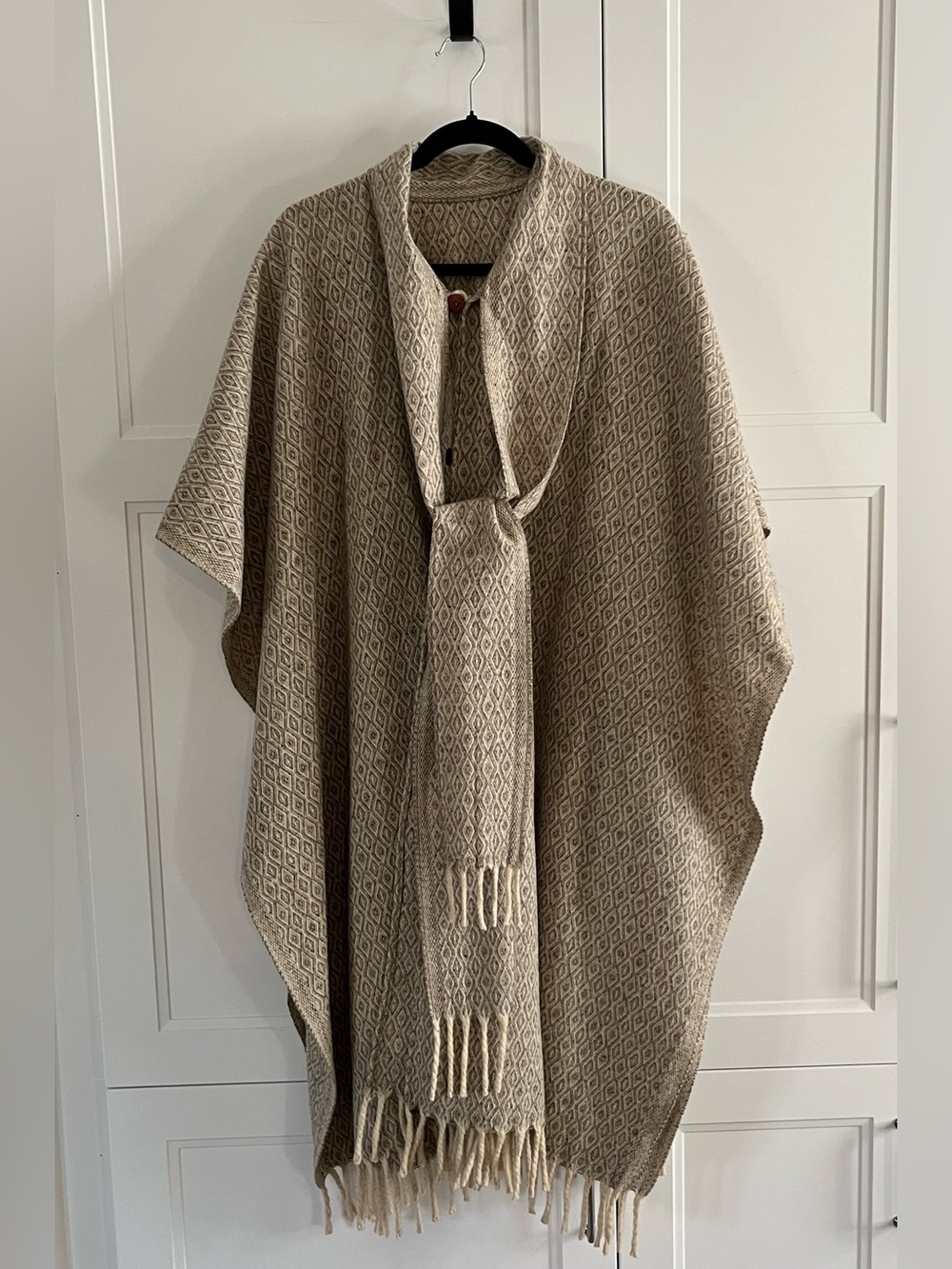 Cream Diamond Weave Fringe Wool Poncho/Cape with Scarf